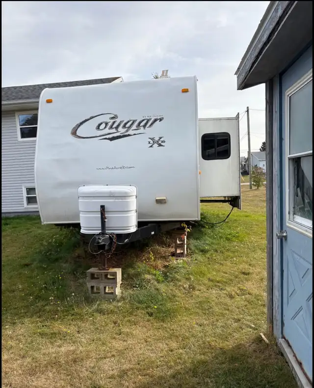 2010 Keystone Cougar X-Lite 29BHS w/ Polar Package – $14,500 in Travel Trailers & Campers in Charlottetown - Image 4