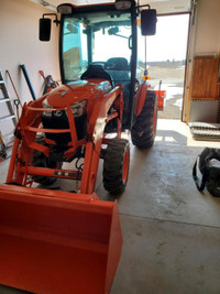 Kubota B2650 Tractor - front mount snow blower & 70 hours