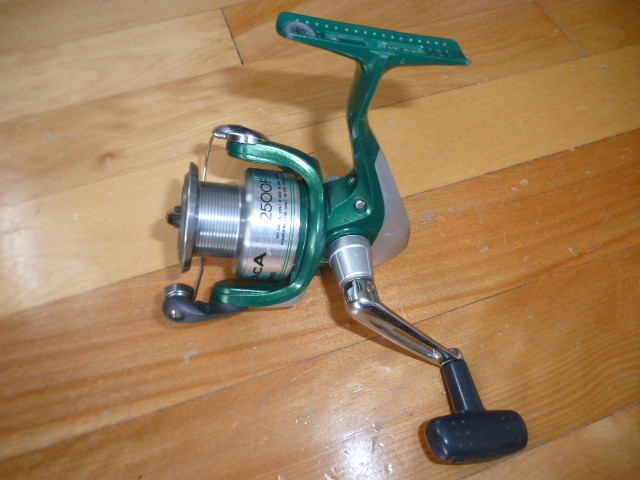 Moulinet a peche Shimano Zirca 2500, Fishing reel dans Art et objets de collection  à Ville de Montréal