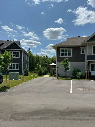 Très grand Condo 3 chambres 2 sb, accès à la piscine