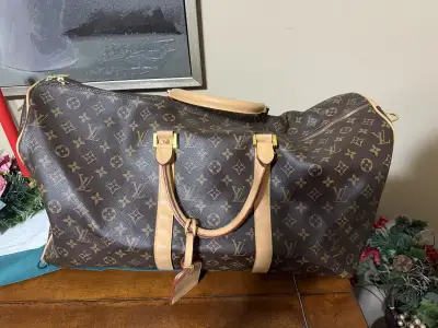 Barely used stylish, Louis Vuitton bag, perfect for travel or everyday use. This bag features the ic...