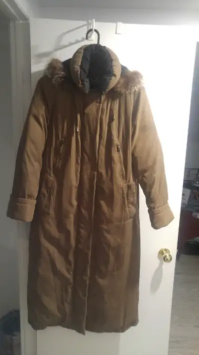 Manteau pour femme long/Long woman's coat.  Comme neuf/Like new, View more