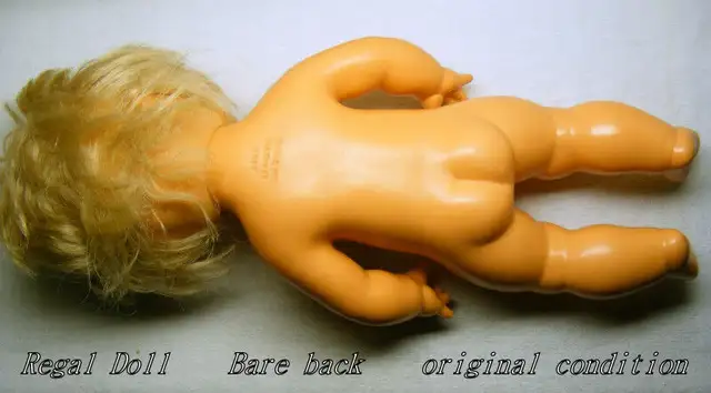 VINTAGE Regal doll, wetting, vinyl, blue sleep eyes, blond, 16” in Toys & Games in City of Toronto - Image 8