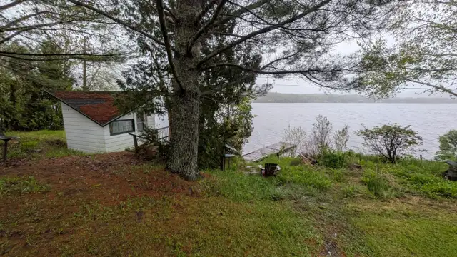 Lakeside cottage in Eastern Townships for rent in Quebec in Canada - Image 9