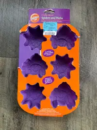 NEW Wilton silicone mold/baking pan - Spiders and Webs
