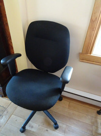 Chaise de bureau ergonomique ajustable avec accoudoirs