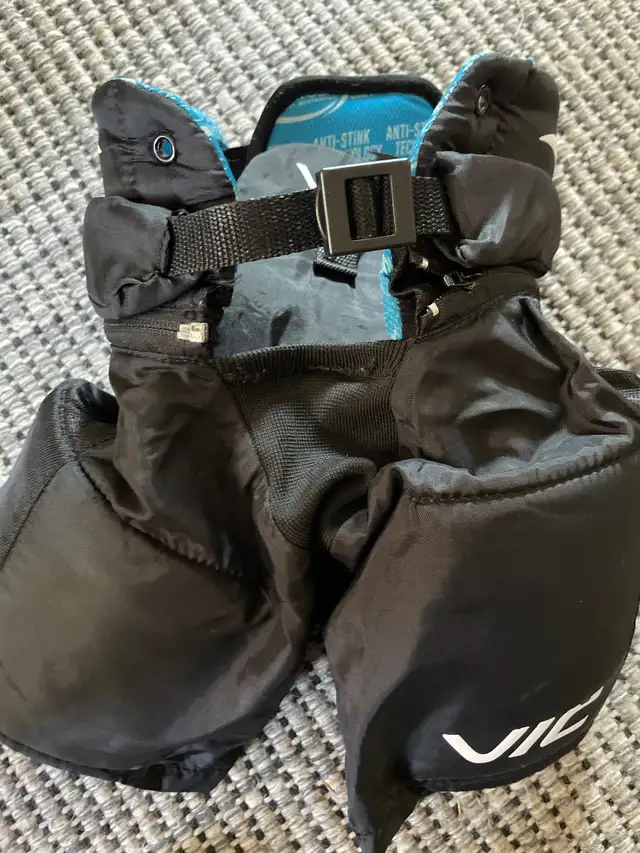 Youth small hockey pants VIC in Hockey in Calgary - Image 3