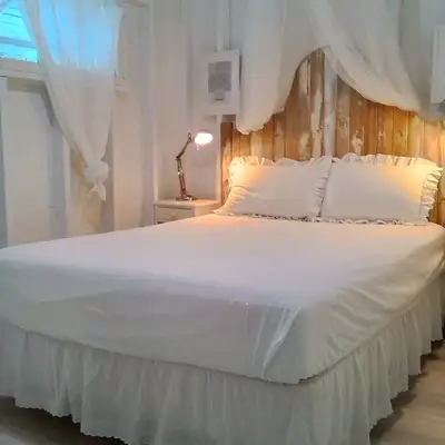 Beach House Cottage Rentals. Cozy clean quaint cottages on waterfront lot on Lakeshore Blvd. North S...