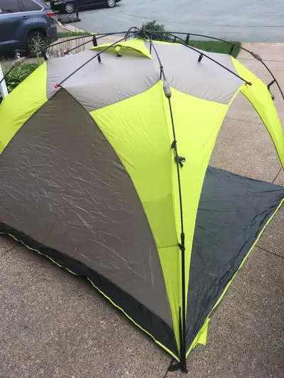 Pop up beach tent / sun shelter Large - 8 feet x 8 feet Ventura brand. Simple setup. Excellent condi...