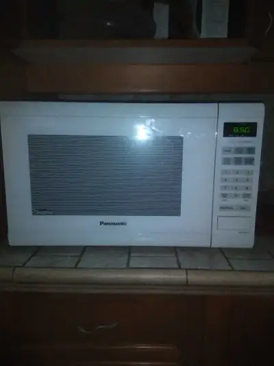 H 12" x L 20" x P 13.5" electromenager cuisine micro onde Panasonic Inverter 1200 w, lumiere interie...