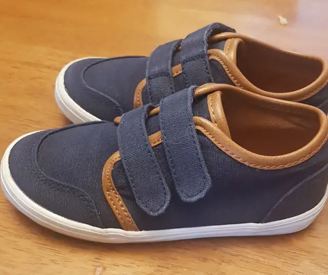 Boys Old Navy Shoes Size 8 in Kids & Youth in Hamilton - Image 4