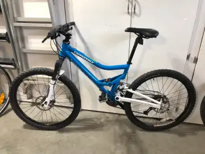 This is a used Cannondale mountain bike with a 16" frame, perfect for a small woman or teen. Great f...