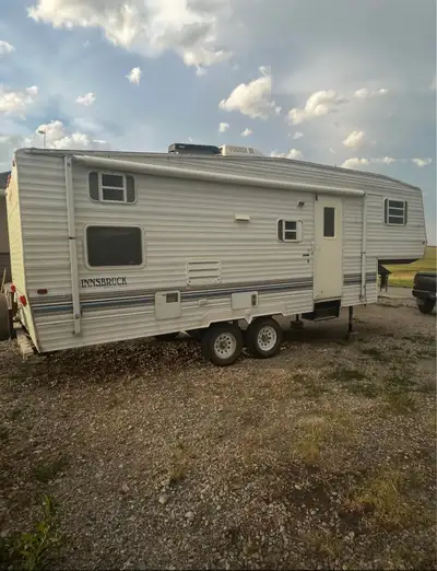 2000 Gulfstream Innsbruck- $5000 28’ Gulfstream 5th wheel Lots of open space and storage, large slid...