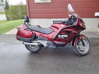 Honda ST 1100 2000. Moto très propre et en bon état. Poignées chauffante et cruise mécanique. Pneus,...