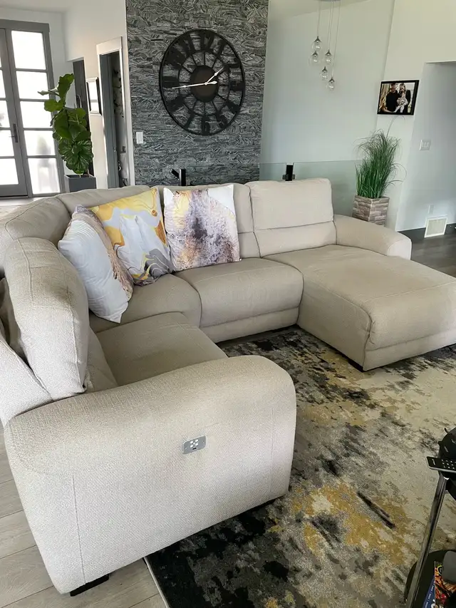 Sectional couch in Couches & Futons in Kamloops - Image 2