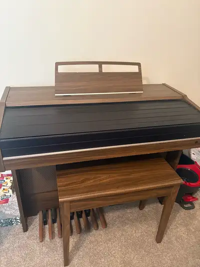 This pre-owned Yamaha Electone B-4CR electric organ is in good working condition, perfect for adding...