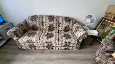 Set de salon a motif de fleurs Presque jamais servie car il était dans un salon très peu utiliser. L...
