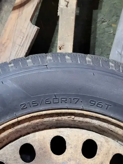 Haida winter 215/60R17 Monté sur des jante en acier était sur jeep patriote 2011 une demi hiver fait...