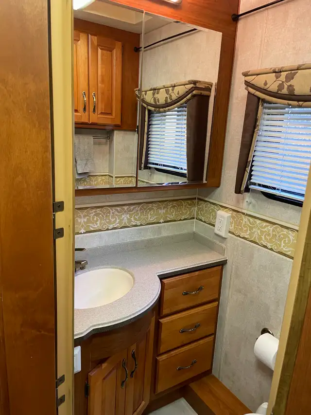 2006 Monaco Kinght PDQ Motorise in RVs & Motorhomes in Sherbrooke - Image 5