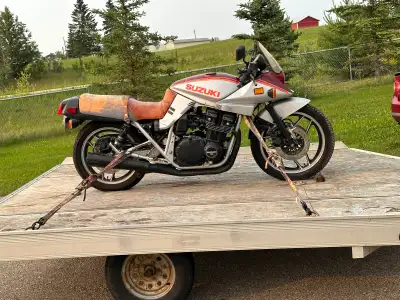 Bone stock 1983 Katana 750. Battle axe tires need replacement. New battery. Jets clogged but ran und...