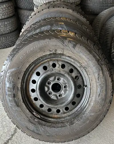 Off a Jeep Wrangler Goodyear Winter Command Size: 265/70R17 Center Bore: 71.5 mm Bolt Pattern: 5x127...