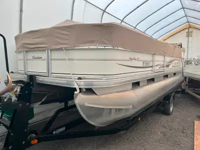 21 ft party barge in mint condition only put in water when being used. Stored inside year round. 115...
