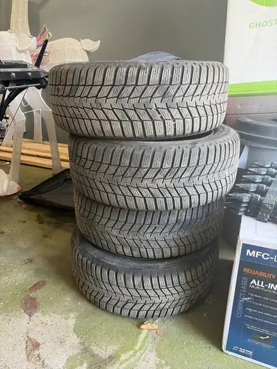 4 pneus hiver en bon état Avec Jentes en Acier pour 200$ au total Marque: Continental WinterContact...