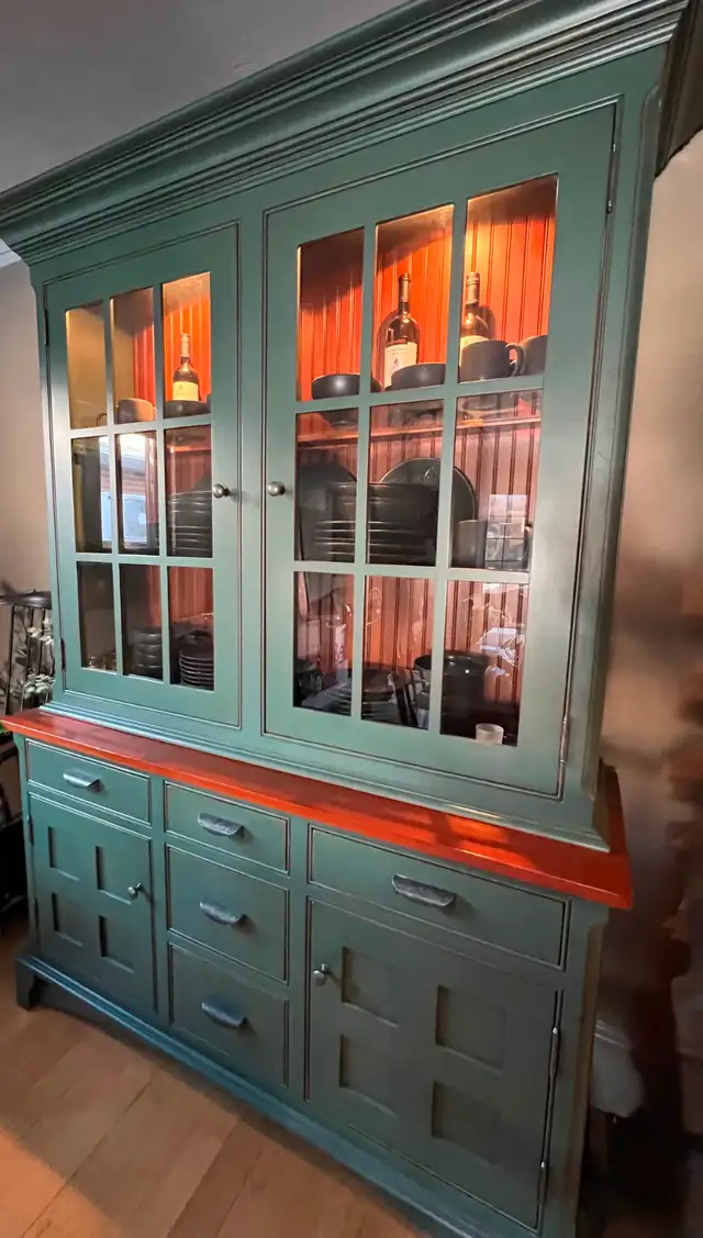 Green Cherry Wood and Glass Lighted Dining/Display Cabinet in Hutches & Display Cabinets in City of Toronto - Image 3