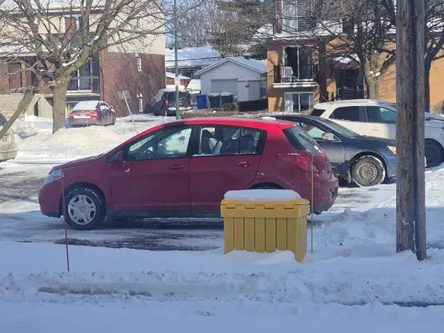 Nissan Versa 2011 no rust cheap on gas in Cars & Trucks in Laval / North Shore - Image 2