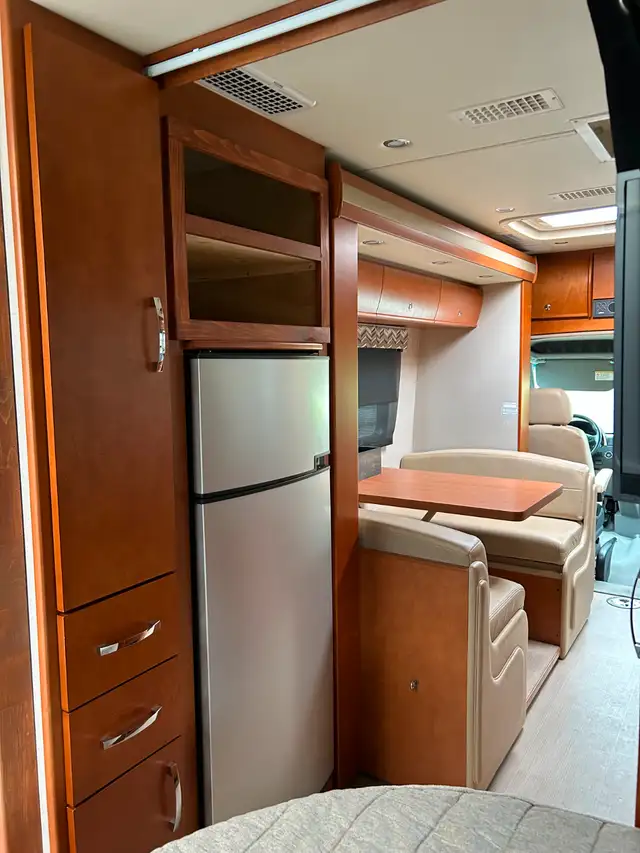 Leisure Travel Van Unity U24CB 2016 in RVs & Motorhomes in Granby - Image 6