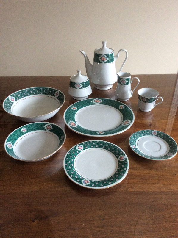 Tableware set / 8 guests in Kitchen & Dining Wares in Gatineau