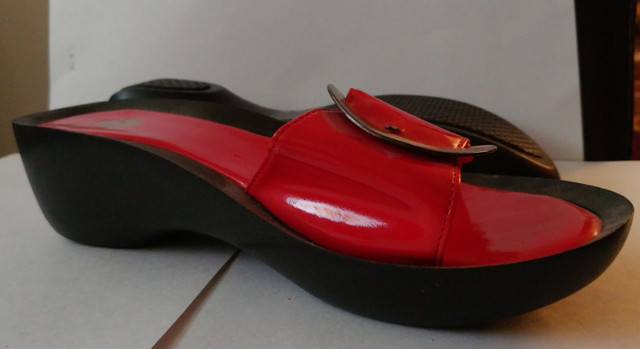 NEUF sandales rouges dans Femmes - Chaussures  à Ville de Montréal - Image 3