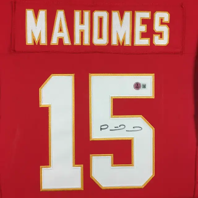 Patrick Mahomes Signed Jersey Framed Beckett63006660557955121