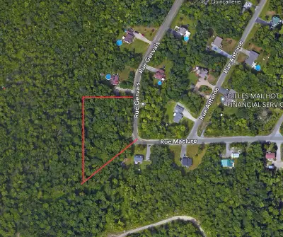 Dans un magnifique quartier résidentiel, totalement boisé sans voisin à l’arrière et à l’avant . Sit...