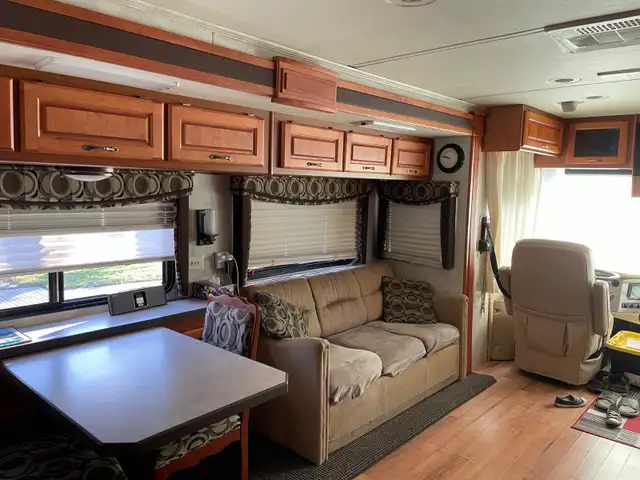 2006 Monaco Kinght PDQ Motorise in RVs & Motorhomes in Sherbrooke - Image 12