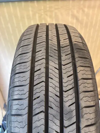 J’ai 4 pneus neufs été rotala 215/60/17 J’ai 4 pneus hiver kumho 215/60/17 a 8/32 J’ai un pneu fires...