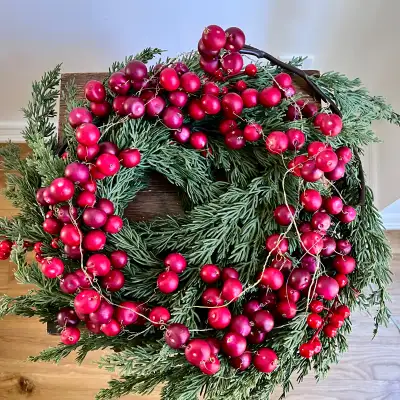 Garland Wreath Vintage Christmas $15 ▪️cranberry garland 64” long ▪️from a clean smoke pet free home...