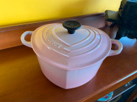 Like New Le Creuset 1.9 L Shell Pink Heart Cocette Dutch Oven