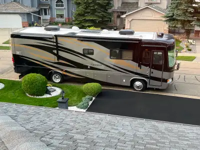 2008 Monaco Cayman XL Class A Diesel Pusher motorhome built on a Road master chassis with a 340 Cumm...