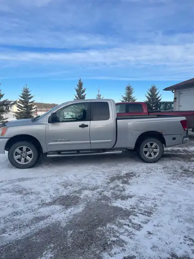 2009 Nissan Titan 5.6 SE extended cab 158,156 km •Has rust spots shown •Drivers seat has tear - seat...