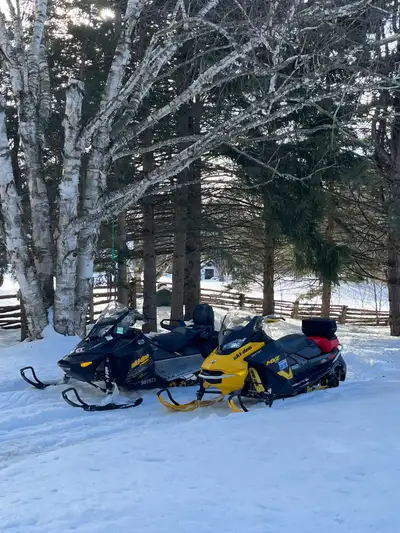 Perfect combo!! 2023 Skidoo Neo plus with only 1,053 km’s, upgraded dual carbides, mid windshield, h...