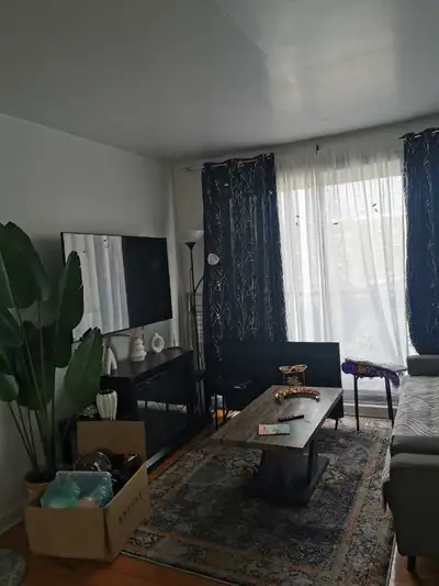 Super logement 4 1/2 très propre avec deux chambres fermées entré laveuse et sécheuse. Situé près de...