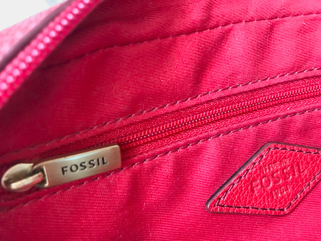 Fossil Leather Crossbody Crossshoulder Bag Purse in Women's - Bags & Wallets in City of Toronto - Image 4
