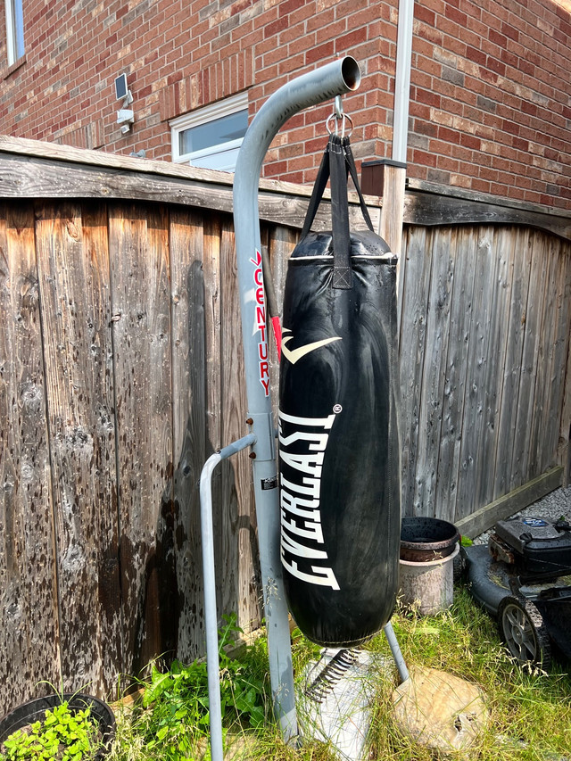 Punching bag with stand in Exercise Equipment in Oshawa / Durham Region - Image 2