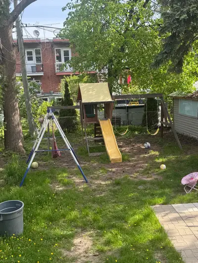 Offrez à vos enfants des heures de plaisir avec cette aire de jeux extérieure ! Cette structure comp...