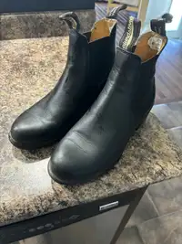 Size 9 women’s Blundstone boots 
