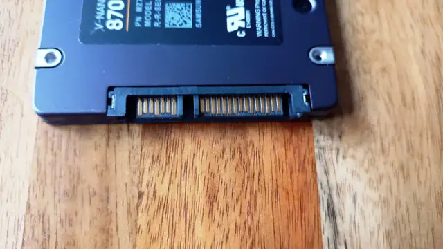 Disque SSD interne 870 QVO 4 TB-TO SATA 2,5 po de Samsung in System Components in Granby - Image 4