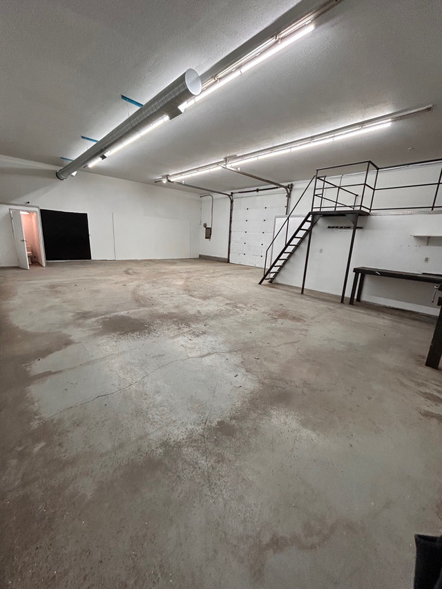 Shop Bay in Lacombe in Commercial & Office Space for Rent in Red Deer - Image 2
