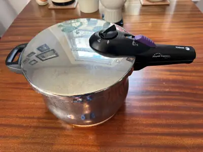 Stovetop pressure cooker Fagor brand. 6 L volume. Works on gas, electric, induction, vitro stovetops...