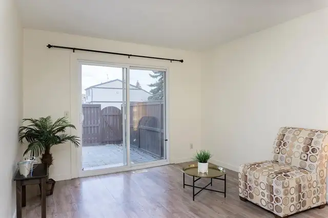 Townhouse in Alberta in Canada - Image 6